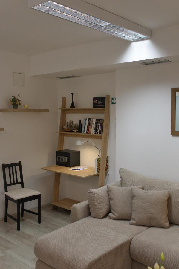 Apartment Anna - Free Pickup From Or Dropoff To Zagreb Airport At Any Time, Please Give Three Days Advance Notice - Long-Term Parking With Airport Transport Possibility Velika Gorica Eksteriør bilde